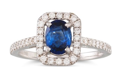 Lot 280 - A DIAMOND AND SAPPHIRE CLUSTER RING, the oval...