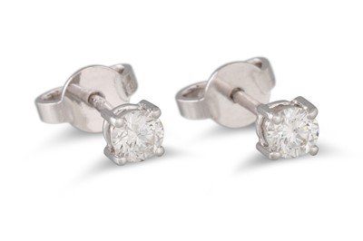 Lot 289 - A PAIR OF DIAMOND STUD EARRINGS, the brilliant...