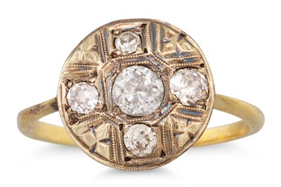 Lot 119 - A VINTAGE DIAMOND CLUSTER RING, the circular...