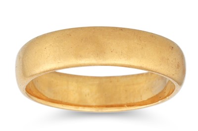 Lot 12 - A 22CT GOLD WEDDING BAND. Size: M