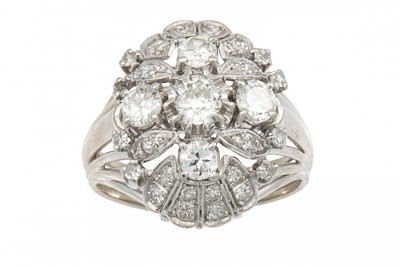 Lot 436 - A VINTAGE DIAMOND CLUSTER RING, set with...