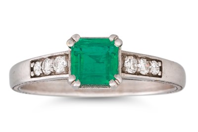 Lot 141 - AN EMERALD AND DIAMOND SET RING, the trap cut...