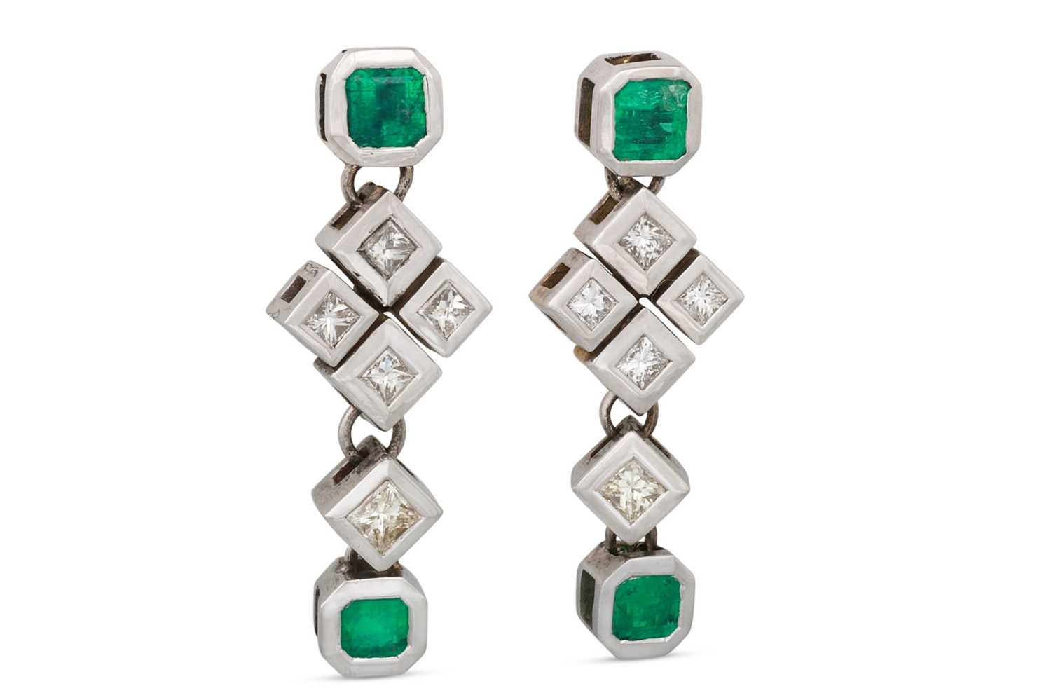 Lot 142 - A PAIR OF DIAMOND AND EMERALD DROP EARRINGS,...