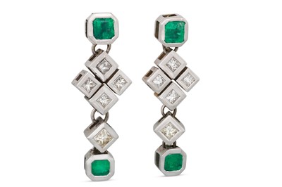 Lot 142 - A PAIR OF DIAMOND AND EMERALD DROP EARRINGS,...