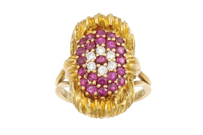 Lot 321 - A VINTAGE DIAMOND AND RUBY CLUSTER RING, c....
