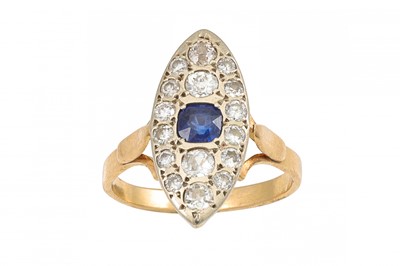 Lot 442 - AN ANTIQUE DIAMOND AND SAPPHIRE CLUSTER RING,...