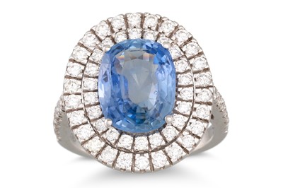 Lot 120 - A SAPPHIRE AND DIAMOND CLUSTER RING, the oval...