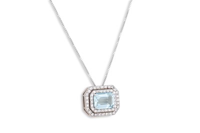 Lot 302 - AN AQUAMARINE AND DIAMOND CLUSTER PENDANT, the...