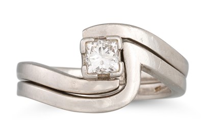 Lot 122 - A DIAMOND SOLITAIRE RING, of cross over design,...