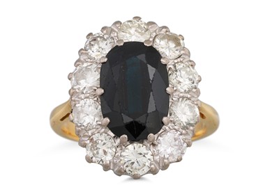 Lot 33 - A DIAMOND AND SAPPHIRE CLUSTER RING, the oval...