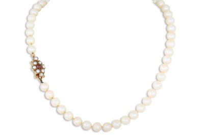 Lot 40 - A SET OF VINTAGE CULTURED PEARLS, to a 9ct...
