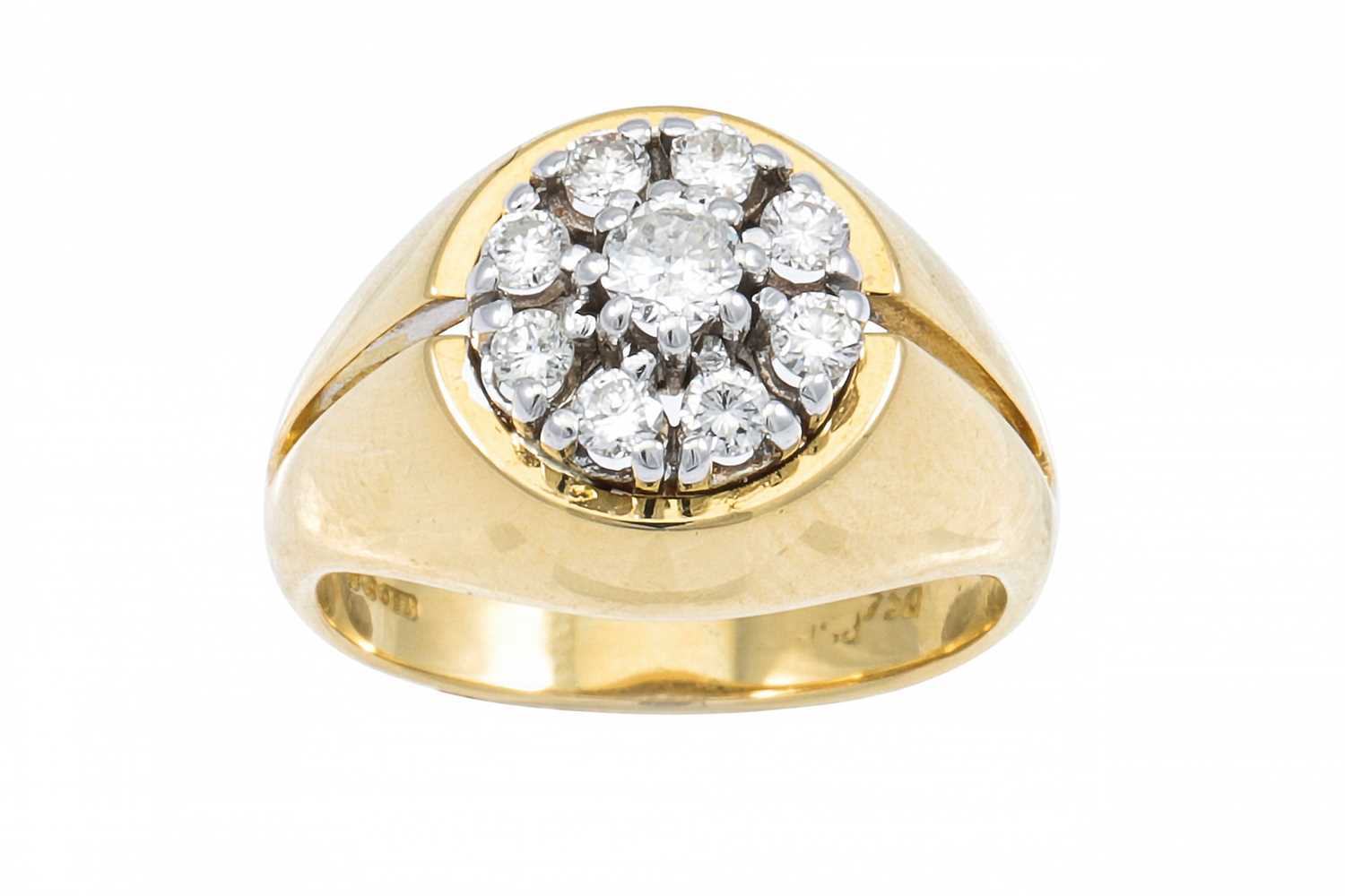 Lot 78 - A DIAMOND CLUSTER RING, mounted in 18ct yellow...