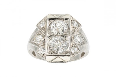 Lot 450 - AN ANTIQUE DIAMOND CLUSTER RING, of plaque...