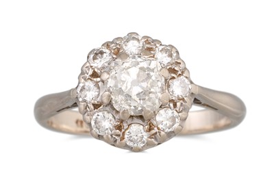 Lot 130 - A DIAMOND CLUSTER RING, set with old cut...