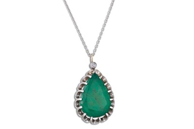 Lot 231 - AN EMERALD PENDANT, pear shaped, mounted in...