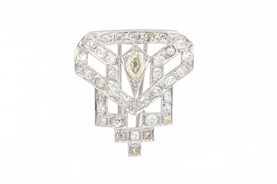 Lot 452 - AN ANTIQUE DIAMOND CLIP BROOCH, set with old...