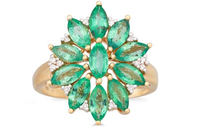 Lot 22 - A DIAMOND AND EMERALD CLUSTER RING, the...