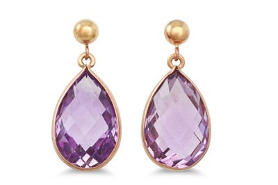 Lot 221 - A PAIR OF AMETHYST AND GOLD DROP EARRINGS, the...