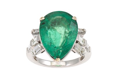 Lot 346 - AN EMERALD SINGLE STONE RING, the pear shaped...