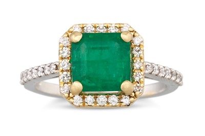 Lot 189 - A EMERALD AND DIAMOND CLUSTER RING, the...
