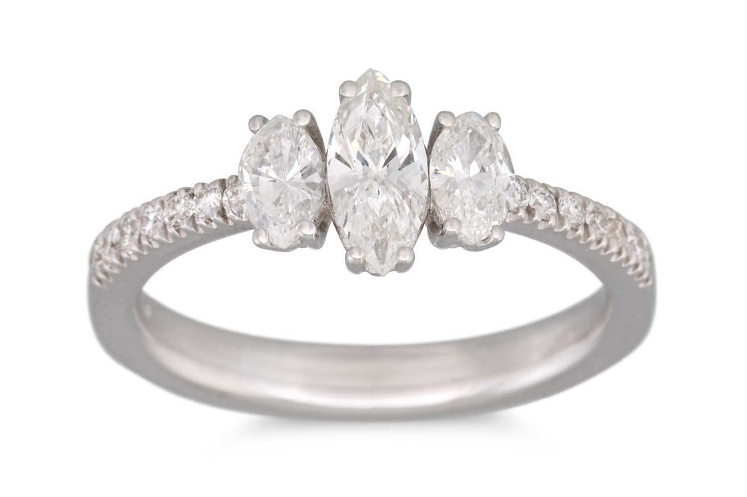 Lot 192 - A THREE STONE DIAMOND RING, the three
