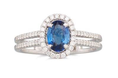 Lot 249 - A DIAMOND AND SAPPHIRE CLUSTER RING, the oval...