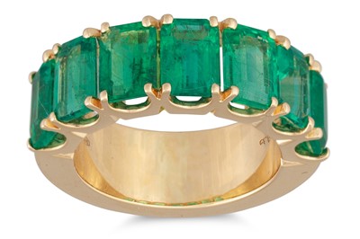 Lot 254 - A SEVEN STONE EMERALD RING, mounted in 18ct...