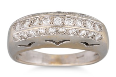 Lot 362 - A DIAMOND RING, the round brilliant cut...