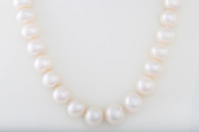 Lot 60 - A FRESH WATER PEARL NECKLACE, silver clasp