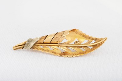 Lot 63 - AN 18CT GOLD BROOCH, in the form of a leaf