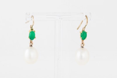Lot 64 - A PAIR OF PEARL AND EMERALD DROP EARRINGS,...