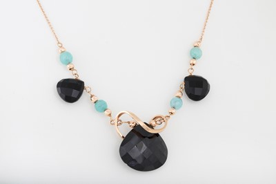 Lot 112 - A CHALCEDONY AND ONYX NECKLACE, on a gold chain