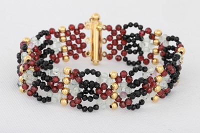 Lot 113 - A GOLD, GARNET AND ONYX BRACELET, beaded,...