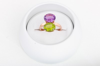 Lot 118 - AN AMETHYST AND PERIDOT THREE STONE RING,...