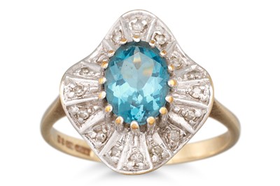 Lot 76 - A DIAMOND AND TOPAZ CLUSTER RING, mounted in...