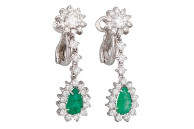 Lot 211 - A PAIR OF DIAMOND AND EMERALD DROP CLUSTER...