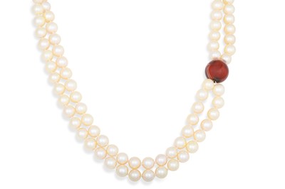 Lot 50 - A CULTURED PEARL NECKLACE, with agate spacer...