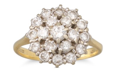 Lot 149 - A DIAMOND CLUSTER RING, the round brilliant...