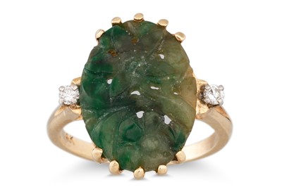 Lot 4 - A CARVED JADE RING, to diamond set shoulders,...