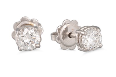 Lot 267 - A PAIR OF DIAMOND STUD EARRINGS, the brilliant...