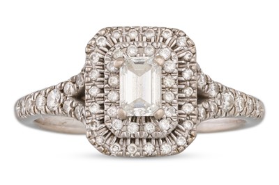 Lot 228 - A DIAMOND SET CLUSTER RING, the emerald cut...