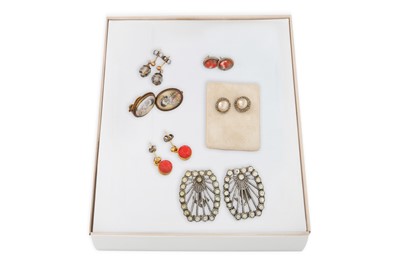 Lot 6 - AN INTERESTING COLLECTION OF COSTUME JEWELLERY,...