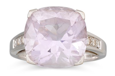 Lot 170 - A PALE PINK AMETHYST AND DIAMOND RING, the...