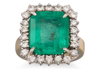 Lot 229 - AN EMERALD AND DIAMOND CLUSTER RING, the trap...