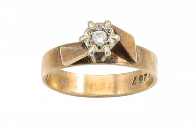 Lot 333 - A VINTAGE DIAMOND SOLITAIRE RING, mounted in...