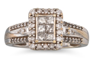Lot 39 - A DIAMOND CLUSTER RING, the illusion set...