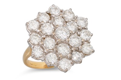 Lot 286 - A DIAMOND CLUSTER RING, set with brilliant cut...