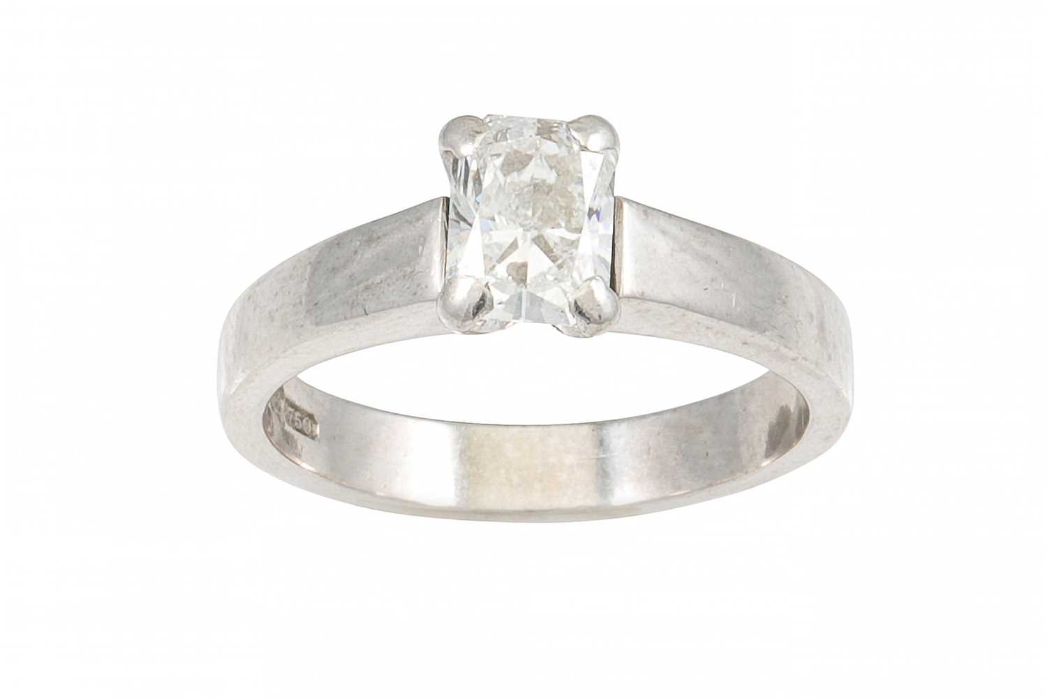 Lot 335 - A DIAMOND SOLITAIRE RING, the rectangular cut...
