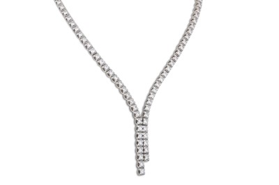 Lot 195 - A DIAMOND NECKLACE, the brilliant cut diamonds...