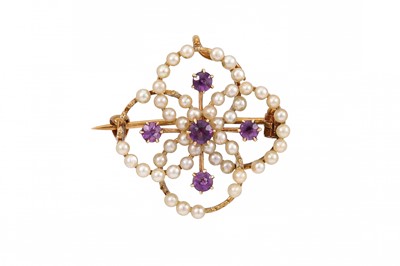 Lot 336 - AN AMETHYST AND PEARL BROOCH, of quatrefoil...